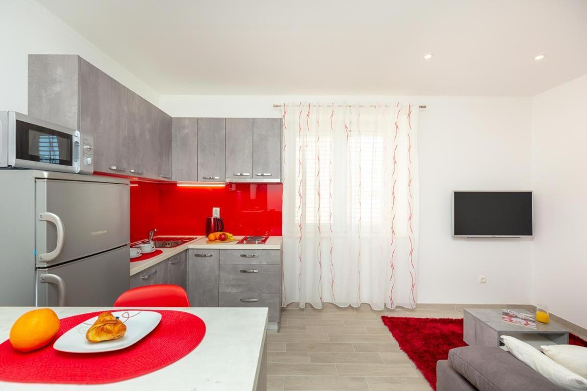 Apartments Red And Blue Mlini Exterior photo